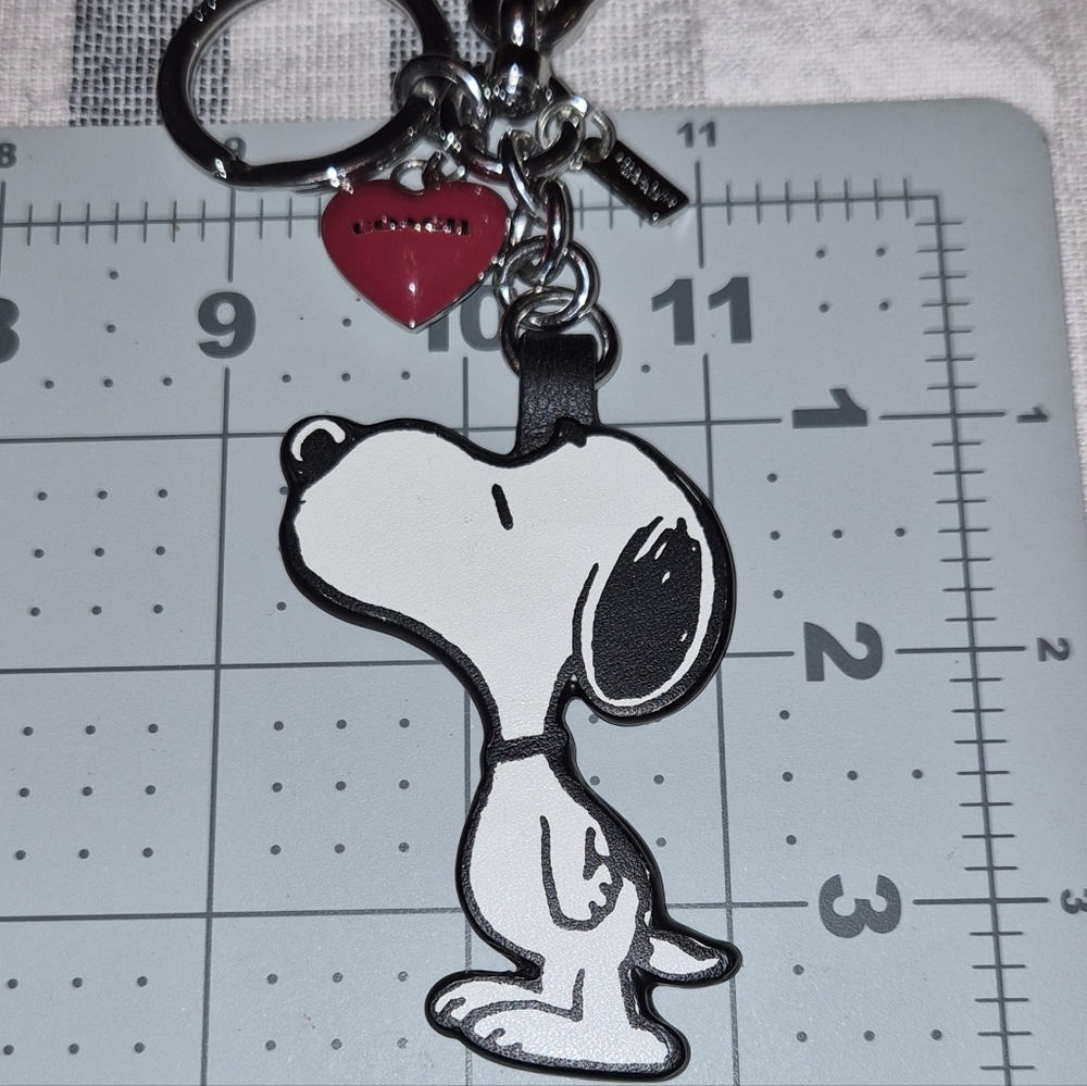 Coach Snoopy Peanuts Heart Bag Charm ©️2014 Vintage Coach Collection Snoopy Kiss - Picture 6 of 11